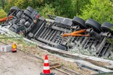 Unfall sorgt für Verkehrschaos: Lkw landet in Graben, A5 nahe Frankfurt zeitweise gesperrt