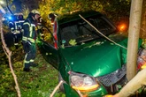 Auto weicht Reh aus und stürzt Böschung hinab: Zwei Personen schwer verletzt