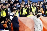 Zuschauer bricht plötzlich zusammen: Lange Unterbrechung bei WM-Quali-Spiel