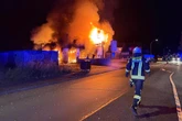 Pizzeria nach möglicher Explosion in Flammen, halbe Million Euro Schaden