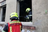 Feuerwehreinsatz in Chemnitz: Plötzlich qualmt es aus einem Gebäude