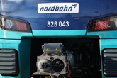 Nordbahn bleibt liegen: Fahrgäste müssen über Gleise umsteigen