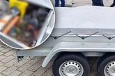 An Grenze erwischt: Als Beamte unter Plane dieses Anhängers schauen, handeln sie sofort