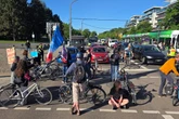 Aktivisten blockieren Dresdner Kreuzung: Autofahrer wollen sich Weg freihupen