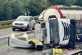 Starker Regen bringt Sattelzug ins Schleudern: Tonnenschwerer Milchlaster verunglückt