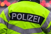 Nackedei geht auf Polizist los: Beide müssen ins Krankenhaus