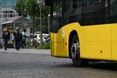 BVG-Bus erfasst Fußgängerin: 33-Jährige kämpft um ihr Leben!