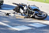 Senior übersieht beim Abbiegen Motorradfahrer: Für Biker kommt jede Hilfe zu spät