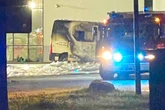 Direkt neben Tankstelle an der A9: Transporter geht in Flammen auf