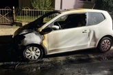 VW Up brennt am Straßenrand: Kaum ist Polizei weg, knallt es an selbiger Stelle