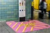 Pink statt Panik: BVG testet neue Sicherheitszonen an Berliner U-Bahnhöfen