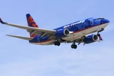 Passagier zwingt Flugzeug zu Sicherheitslandung: Der Grund macht fassungslos