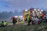 Rund fünfeinhalb Hektar Wald und Moor in Flammen: A8 am Chiemsee wieder freigegeben