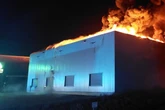 Millionenschaden! Feuerwehr lässt Lagerhalle kontrolliert abbrennen