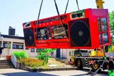 Die schrägste Eisdiele Deutschlands? Hier steht bald ein riesiger roter Ghettoblaster