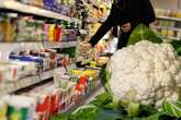 Frau wird in Supermarkt von Blumenkohl ausgeknockt: 