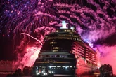 Neues Kreuzfahrtschiff geht auf seine erste Reise - rückwärts!