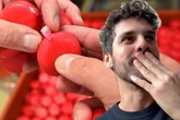 Mann beißt von Babybel ab: Freund macht ihn auf jahrelangen Fehler aufmerksam