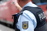 Schon wieder Attacke in Bahn: Mann schlägt Zugbegleiterin ins Gesicht und drückt Zigarette auf ihr aus