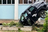 Hyundai rast durch Hecke und kracht fast senkrecht in Schacht