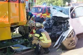 Straßenbahn kracht in Transporter und schleift ihn mehrere Meter mit