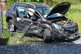 Unfall im Erzgebirge: Peugeot schleudert durch Gartenzaun