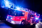 Person ruft am Fenster um Hilfe: Feuerwehr rettet schwer verletzten Menschen aus Wohnung