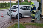 Zu schnell auf nasser Straße: Rentnerin kracht gegen Hauswand