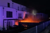 Feuer auf Terrasse: Was sorgt hier für grelle Flammen?