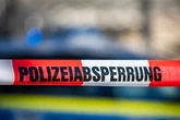 Mann vor Gericht niedergestochen: Polizei nennt neue Details zum gesuchten Täter