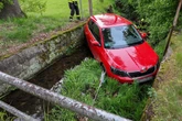 Abgestelltes Auto rollt rückwärts und landet im Bach