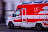 Fußgänger rennt unvermittelt auf Straße und wird von BMW erfasst: Schwer verletzt!