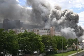 Großbrand in Fabrikhochhaus: Teil des Gebäudes eingestürzt, 75.000 Paar Schuhe vernichtet