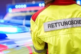 Crash beim Überholen: Motorradfahrer wollte Rückstau umgehen und kracht in Auto
