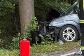 Auto kracht gegen Baum: Fahrer muss befreit werden