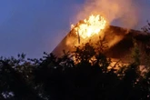 Feuerwehr-Großeinsatz in Frankfurt: Seniorenheim lichterloh in Flammen