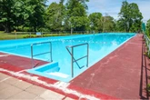 Mit Badehose ins FKK-Bad? Was eine Petition jetzt fordert