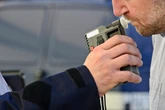 Promillewert macht sprachlos: Autofahrer kracht gegen Verkehrsschild