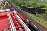 Reifenplatzer: Bananen-Laster durchbricht Leitplanke auf A38
