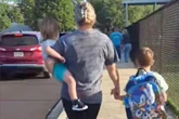 Mutter bringt Sohn erstmals zur Schule: Was er dann tut, bricht ihr Herz