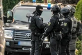 Großer SEK-Einsatz im Erzgebirge: Wohnhaus gestürmt, Person festgenommen