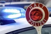 Messerattacke bei Polizeikontrolle: Verdächtiger entkommt nach Gerangel