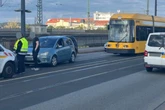 Unfall im Feierabendverkehr: Straßenbahn kollidiert mit Ford auf Marienbrücke