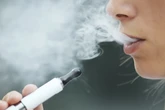 Mit E-Fluppe vor die Tür? CSU will vapen und rauchen gleichsetzen