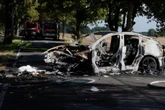 Tesla kracht gegen Baum und geht in Flammen auf: Fahrer stirbt im Wrack