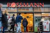 Diebin steckt Parfüms im Rossmann ein: Beim Auffliegen greift sie die Mitarbeiter an