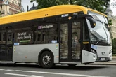 Linienbus legt Vollbremsung hin: 85-Jährige schwer verletzt