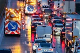 Sattelzug kracht gegen Hyundai: Vollsperrung der A3 mitten im Berufsverkehr