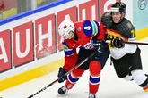 Riesiges Loch im Eis sorgt für kuriose Unterbrechung bei deutschem WM-Spiel