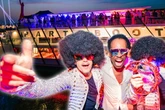 TAG24-Houseboot läuft auf Grund, doch die Partygäste feiern weiter